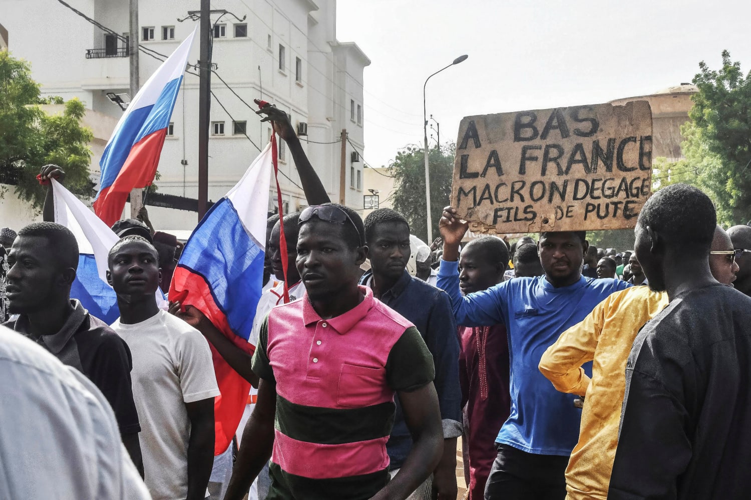 Des manifestants ont attaqué l’ambassade de France au Niger alors que le gouvernement ouest-africain menaçait les putschistes