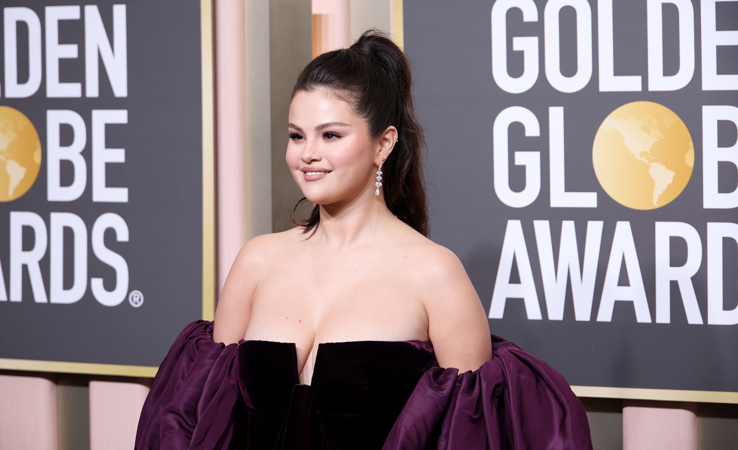 Selena Gomez Confirms Her Relationship Status While Debuting New 'Do