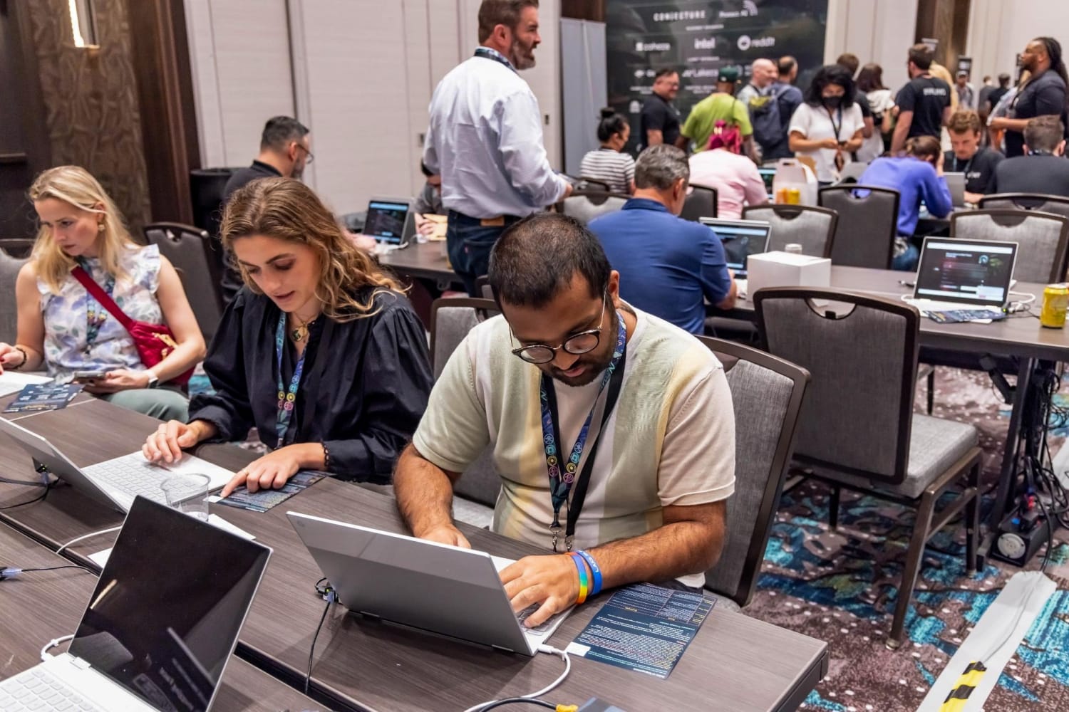 Defcon 2023: los hackers encuentran fallos de la IA - The New York