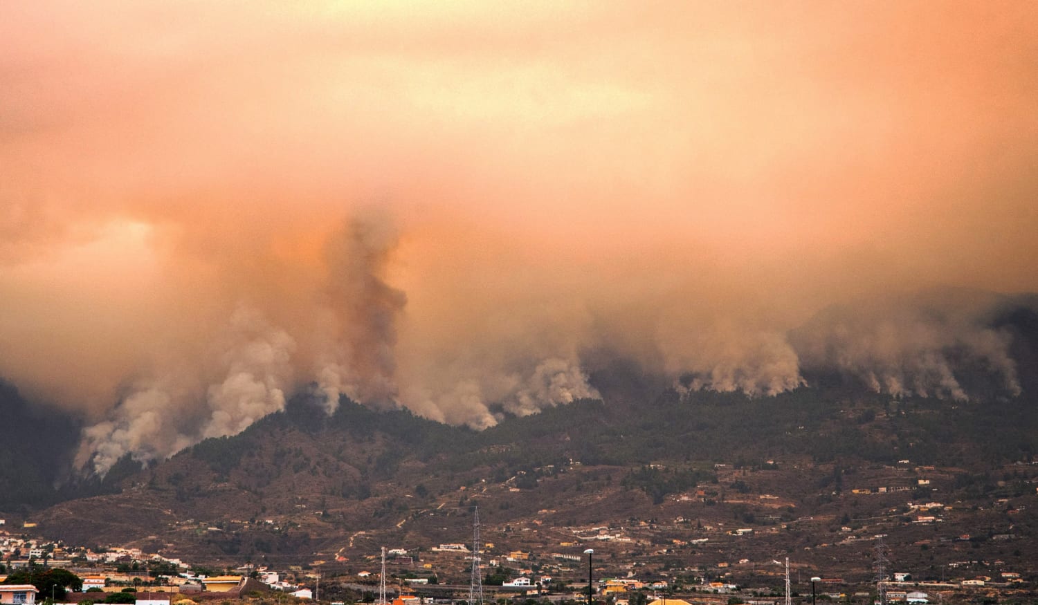 Incendios fuera de control están quemando la isla española de Tenerife, afectando a miles
