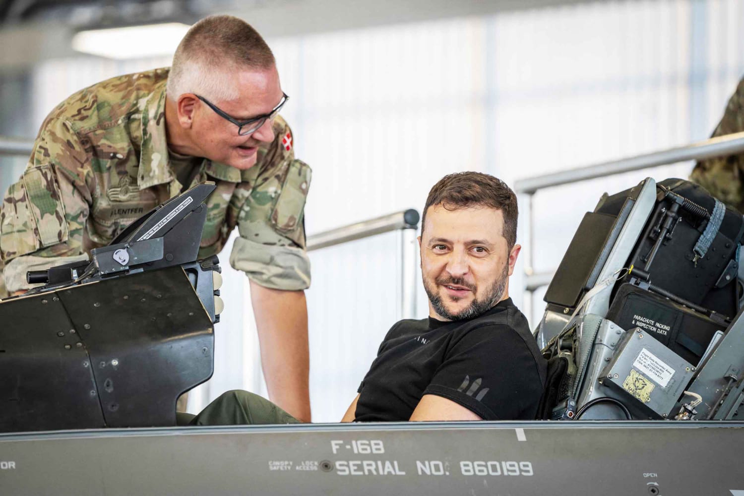 Ukrajina tleská příslibu amerických spojenců F-16, ale přijdou stíhačky příliš pozdě?