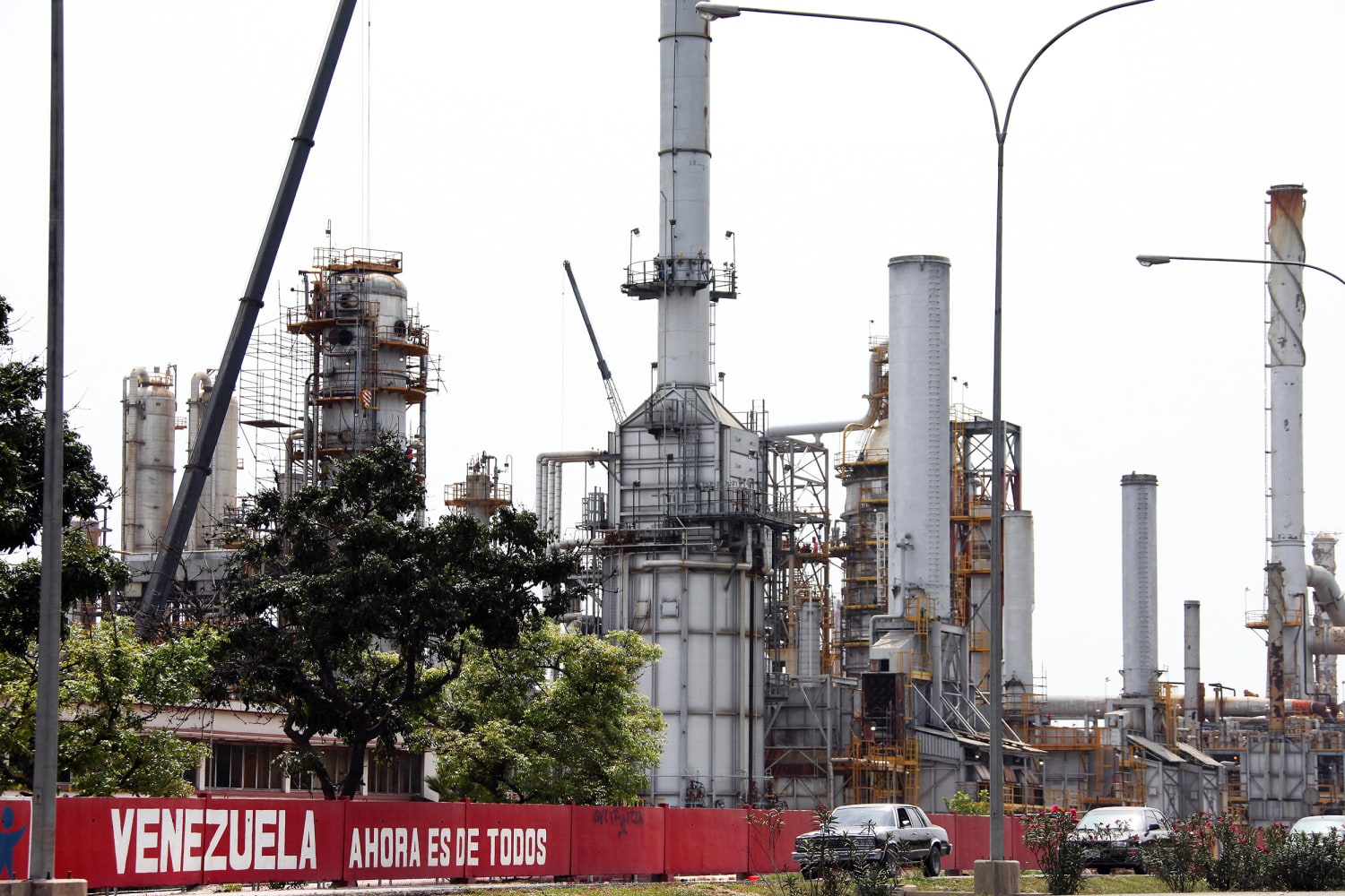 U.S. officials draft proposal to ease Venezuela oil sanctions