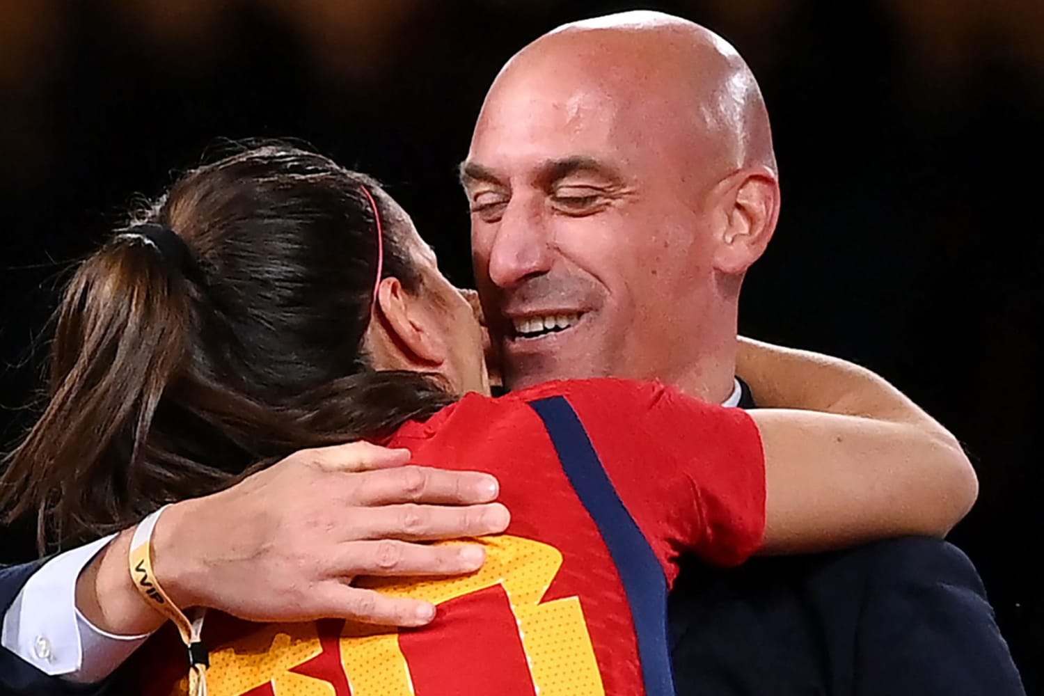 Spains soccer federation stands by its chief amid uproar over kiss
