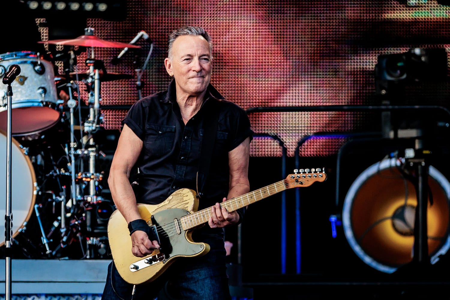 Bruce Springsteen postpones a couple of concerts due to illness 