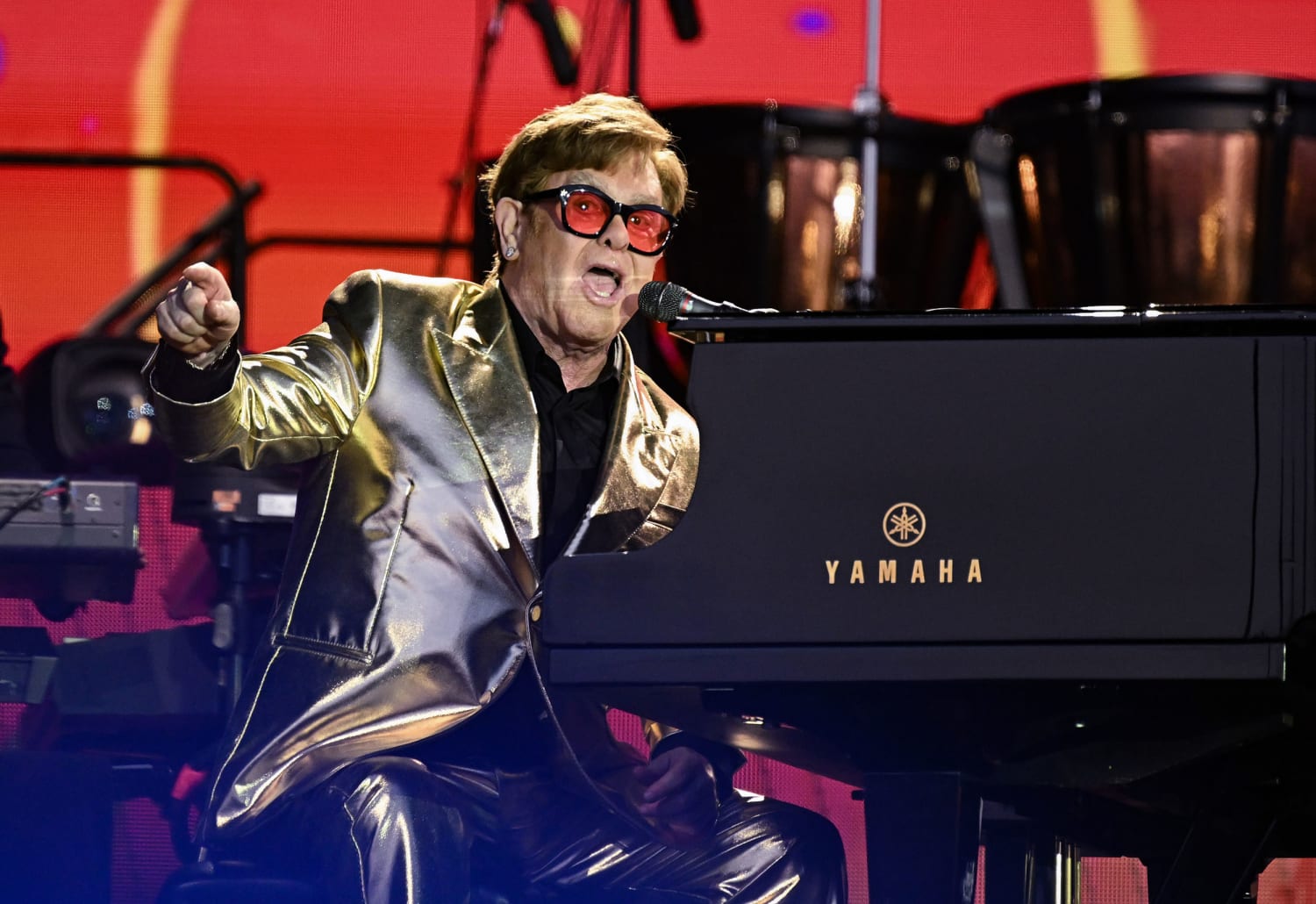 Elton John opens up about his most famous outfits - oggsync.com