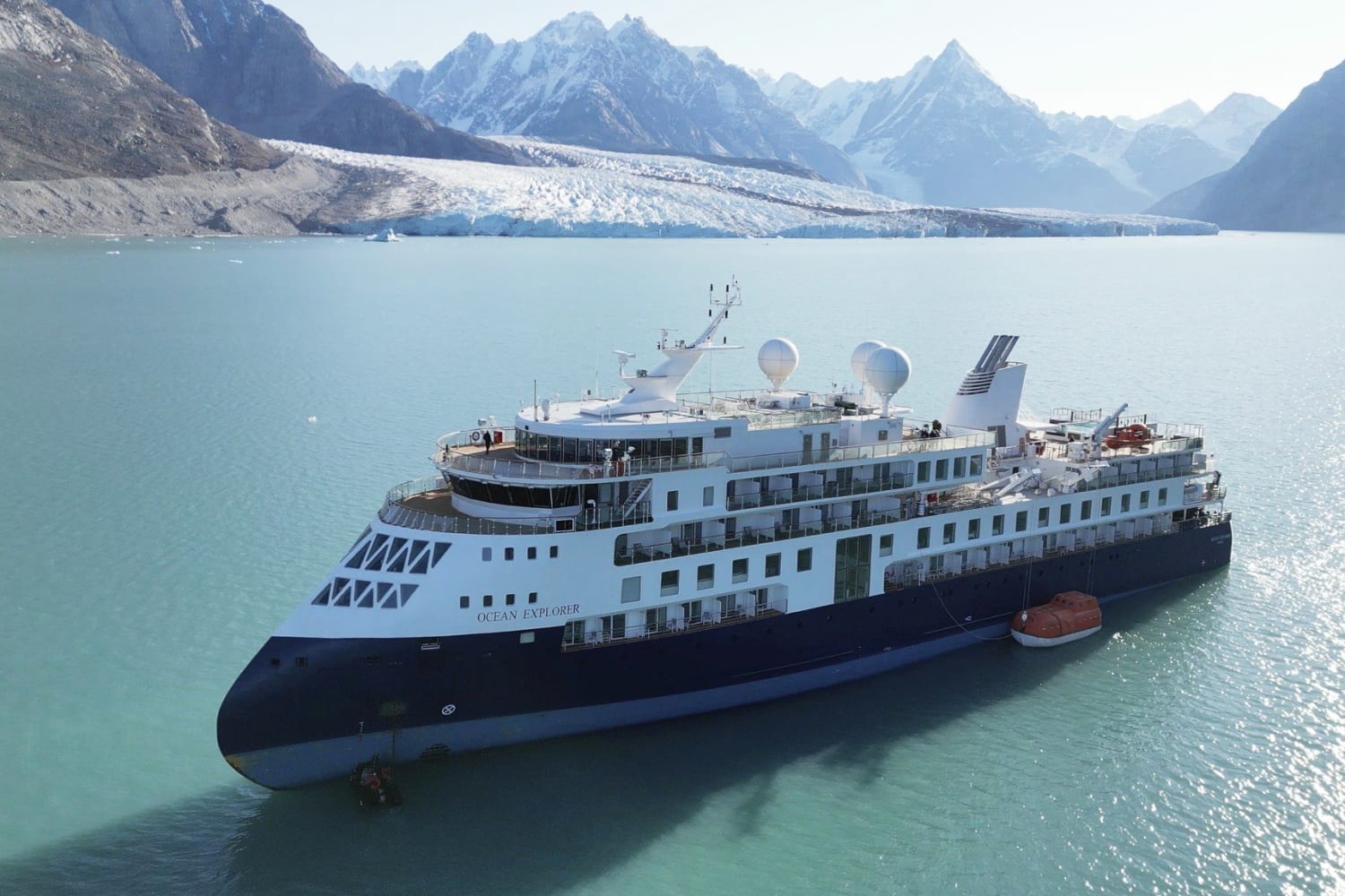 Een luxe cruiseschip dat in Groenland is gestrand met coronavirus-positieve passagiers aan boord is eindelijk vrijgelaten