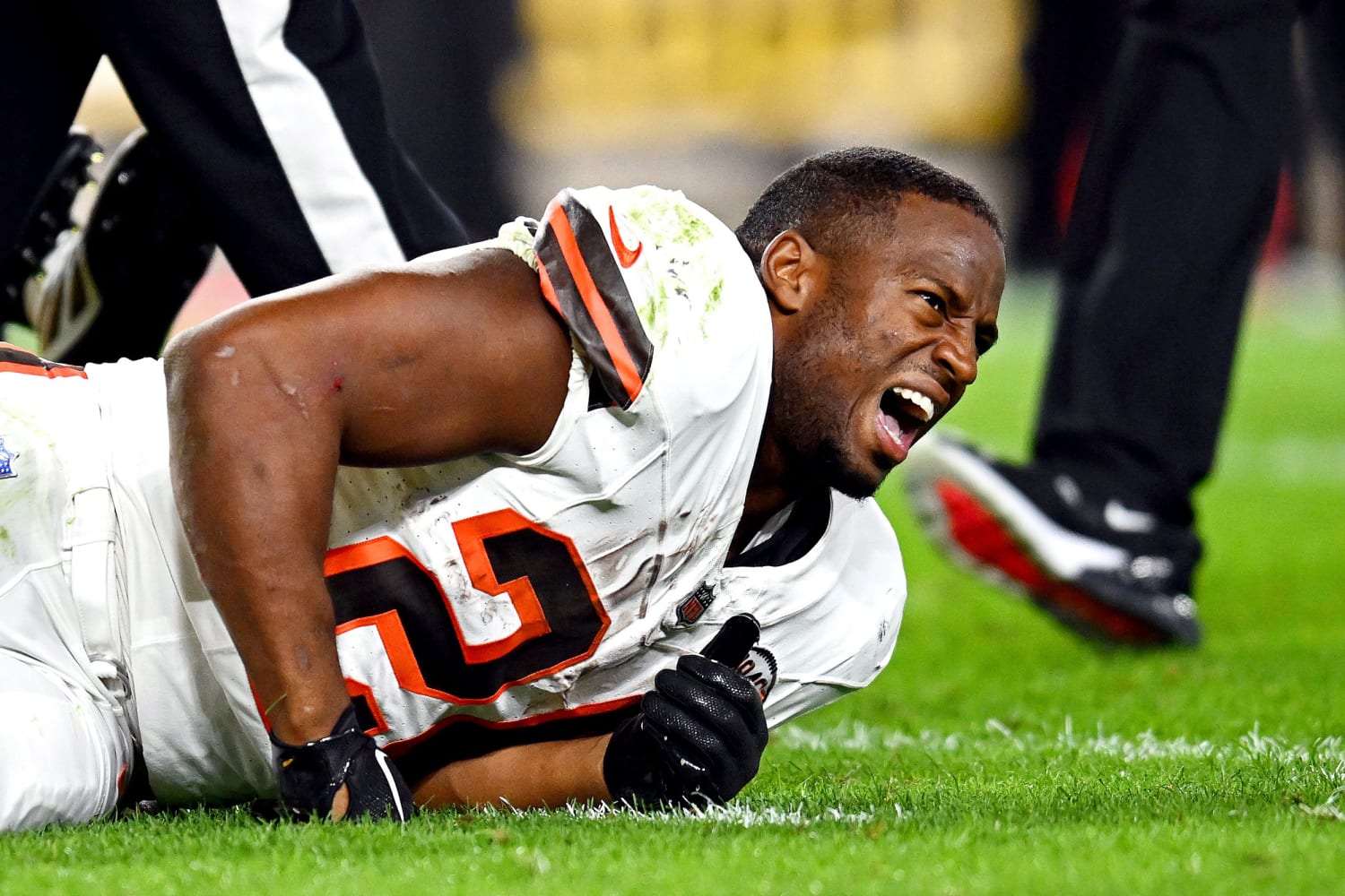 Nick Chubb carted off with knee injury