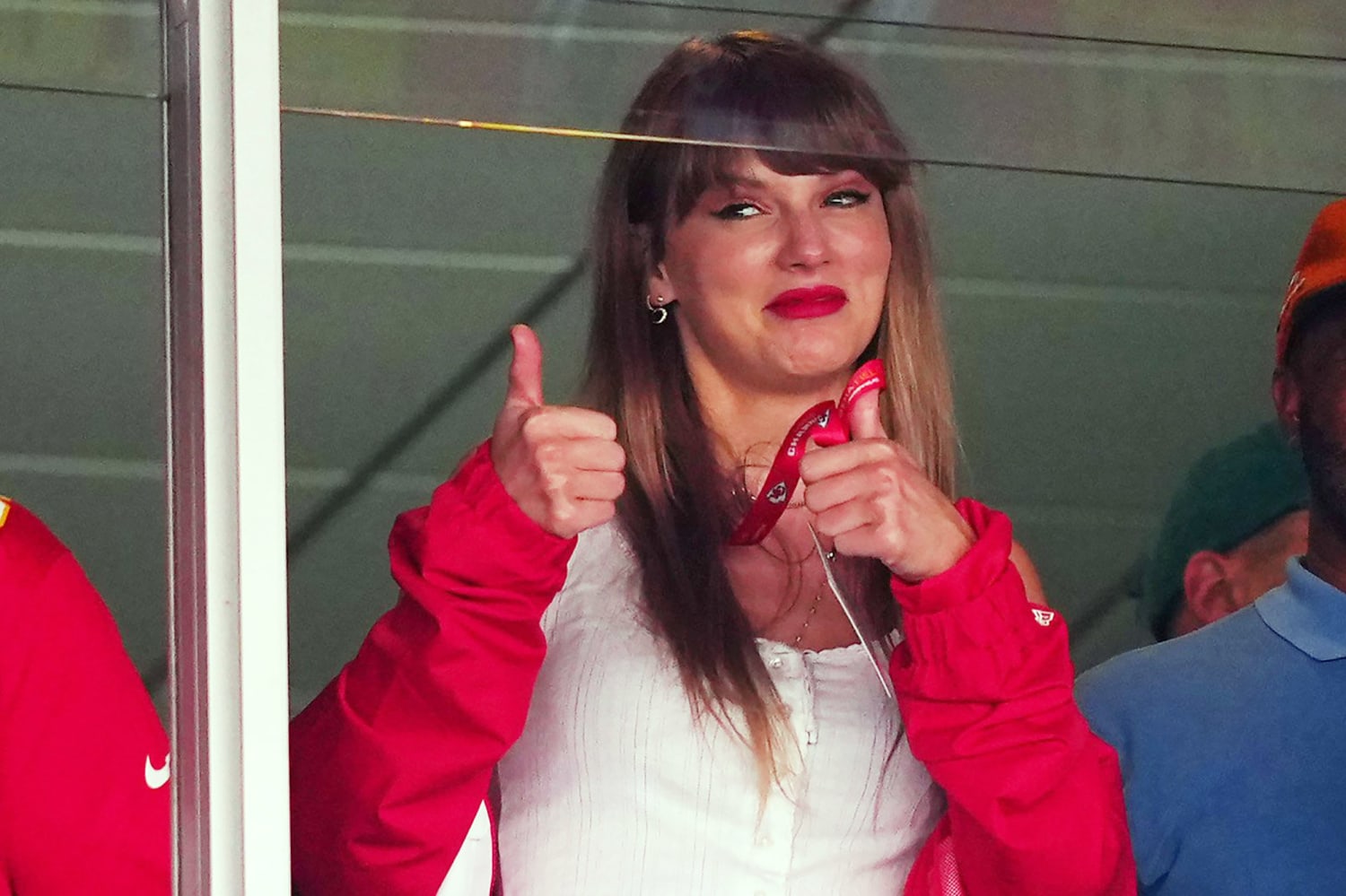 Taylor Swift's appearance at Kansas City Chiefs game has boosted new beau  Travis Kelce's jersey sales by nearly 400%