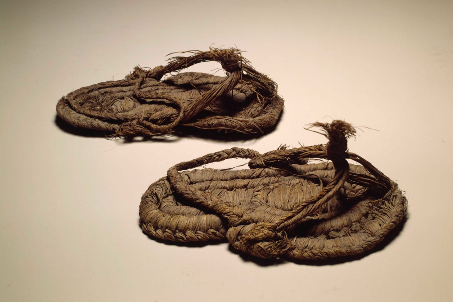 De oudste schoen ter wereld?  Uit het onderzoek bleek dat de sandalen die in de vleermuizengrot werden gevonden duizenden jaren oud zijn