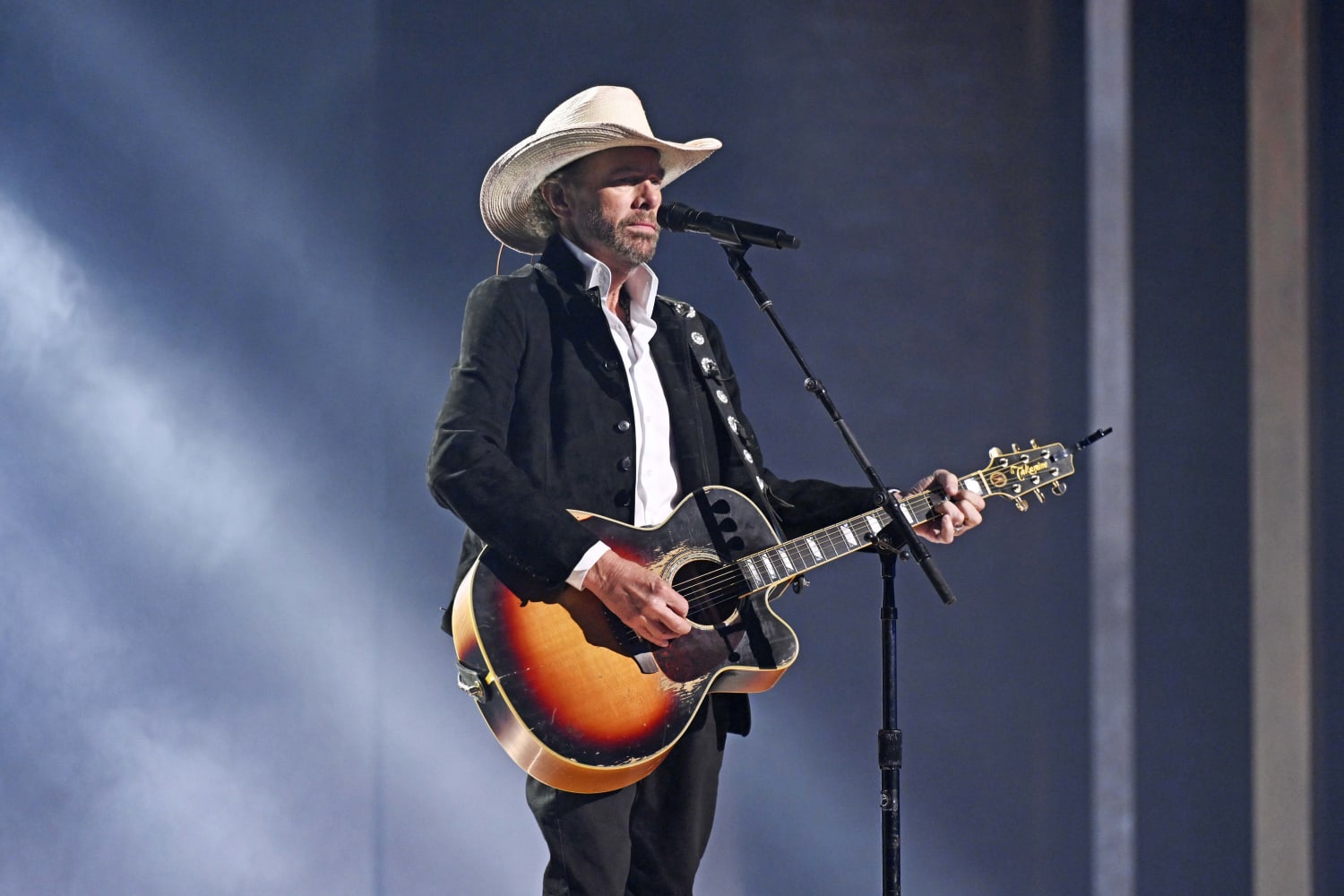 Toby Keith receives Country Icon Award, describes cancer diagnosis