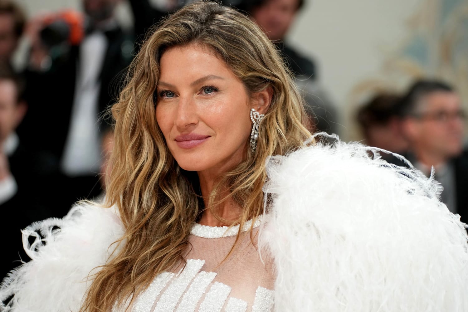 Gisele Bündchen shares a rare photo with all five of her sisters