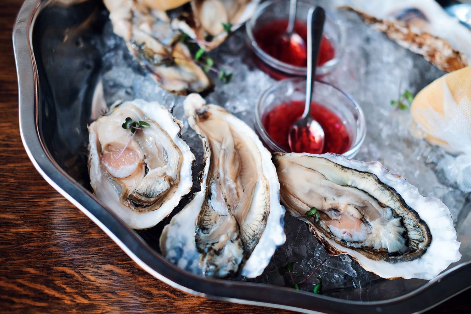 How can you tell if an oyster is safe to eat?