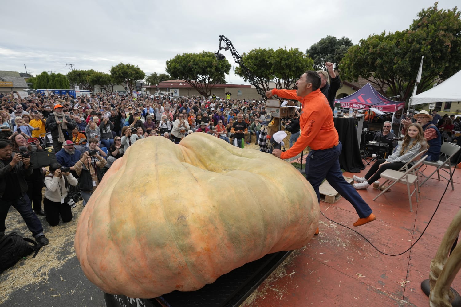 Pumpkin weighing 2,749 pounds wins contest and sets world record for biggest  gourd