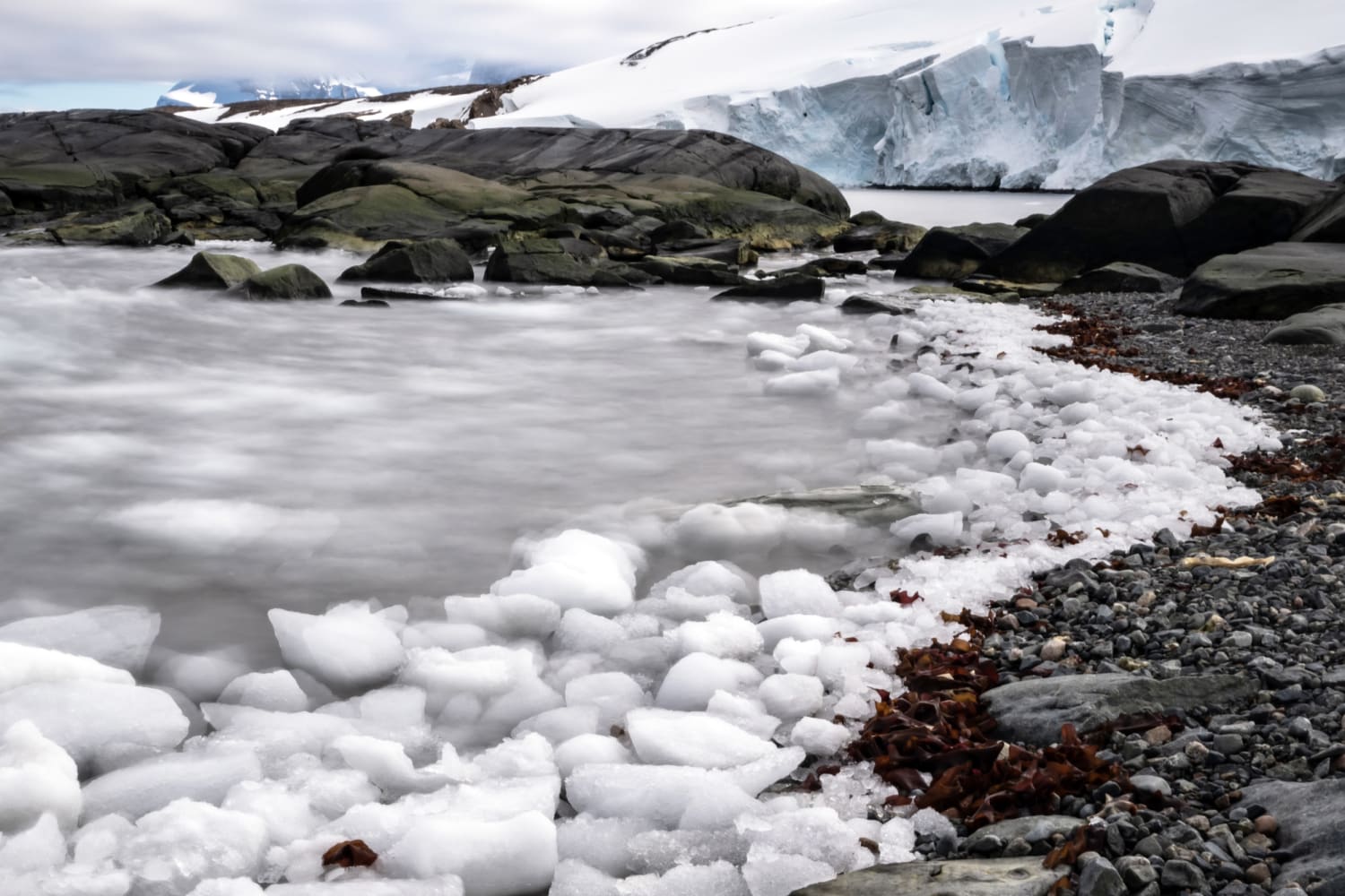 Sono stati rivelati antichi paesaggi modellati dai fiumi nelle profondità del ghiaccio antartico