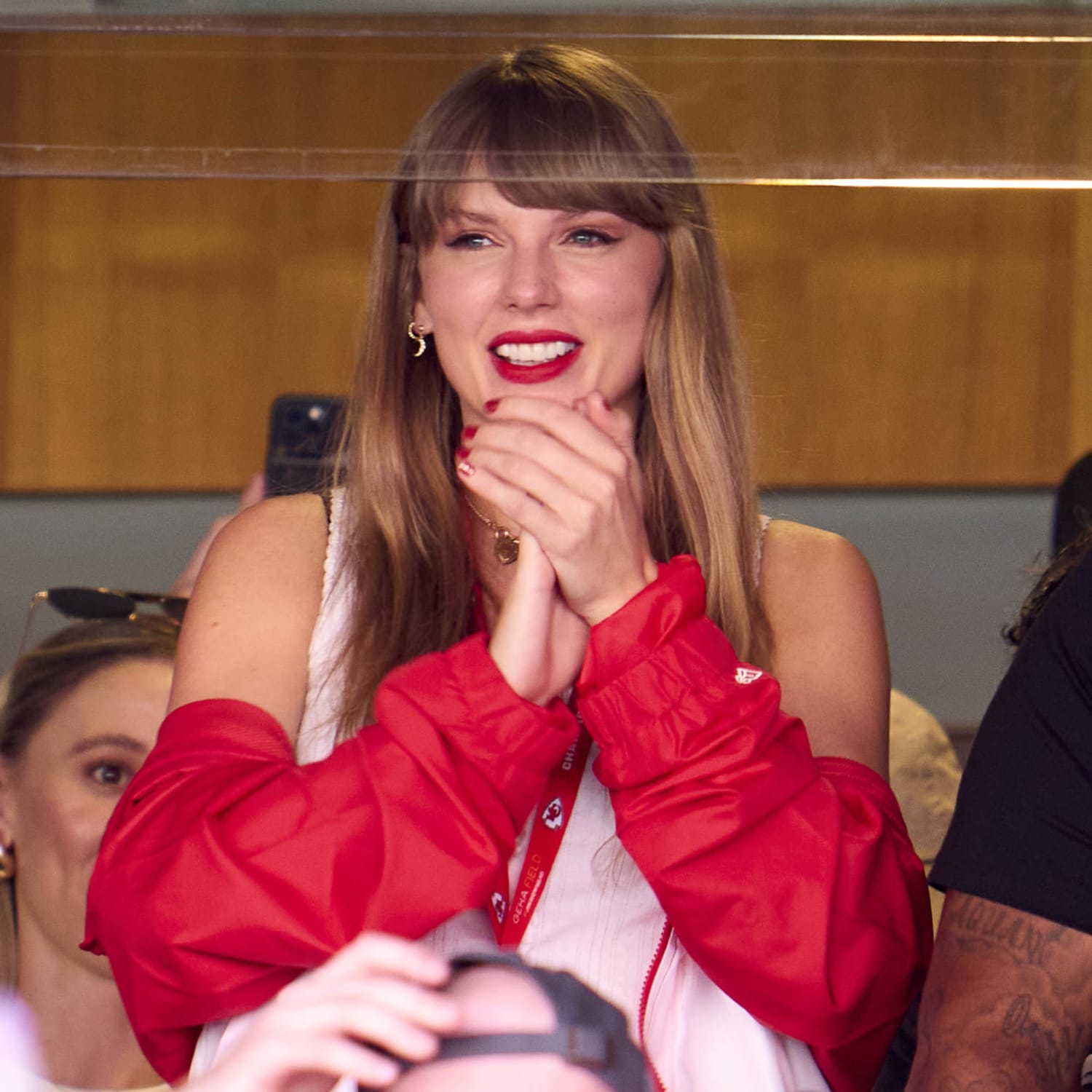 Taylor Swift wears '87' bracelet made by Missouri business