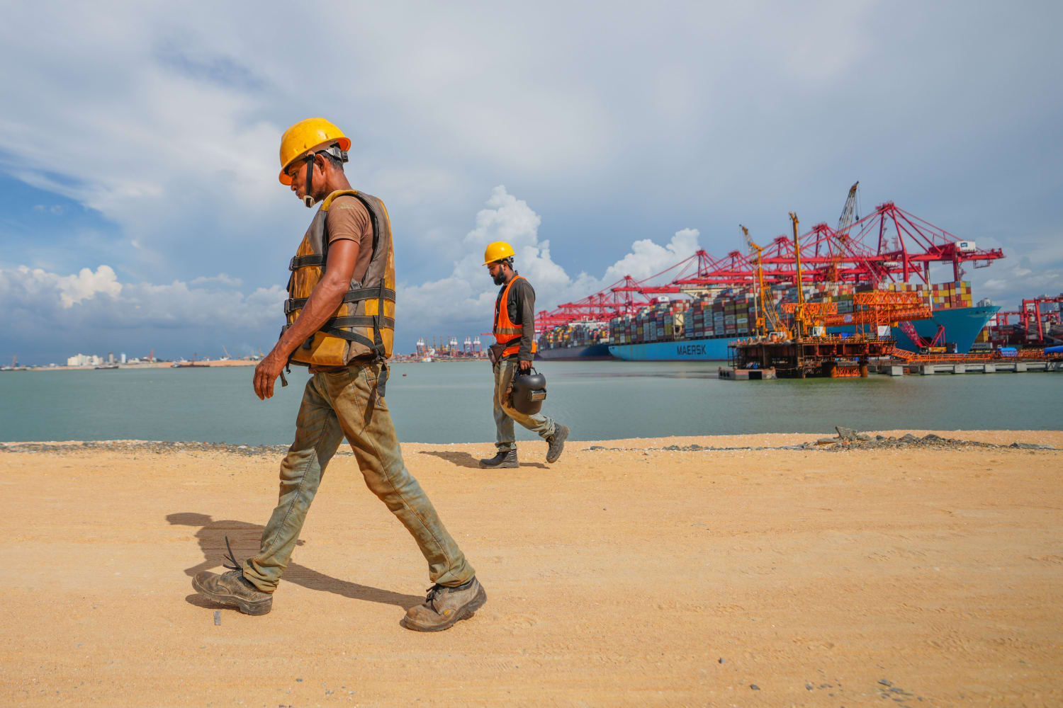 U.S. plans to build a $553 million terminal at Sri Lanka's Colombo port in  rivalry with China