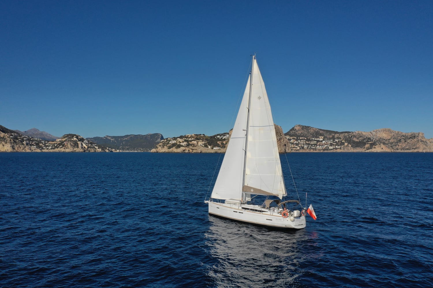 Яхта потъна след 45-минутна атака на група косатки по време на плаване в Гибралтарския проток.