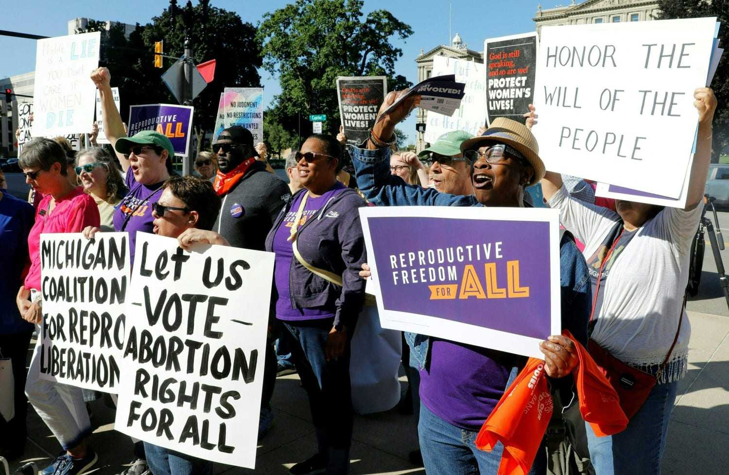 https://media-cldnry.s-nbcnews.com/image/upload/rockcms/2023-11/231114-michigan-abortion-rally-mjf-1638-b9e3ae.jpg