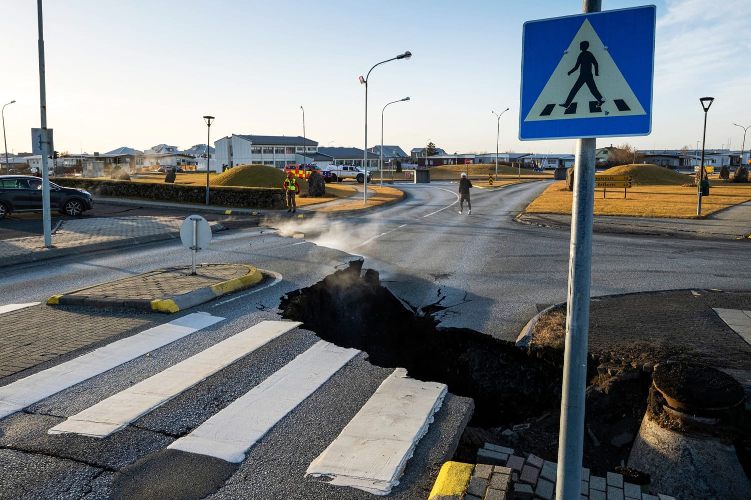 Īslandes iedzīvotāji evakuē pilsētu, jo amatpersonas brīdina par nenovēršamu vulkāna izvirdumu