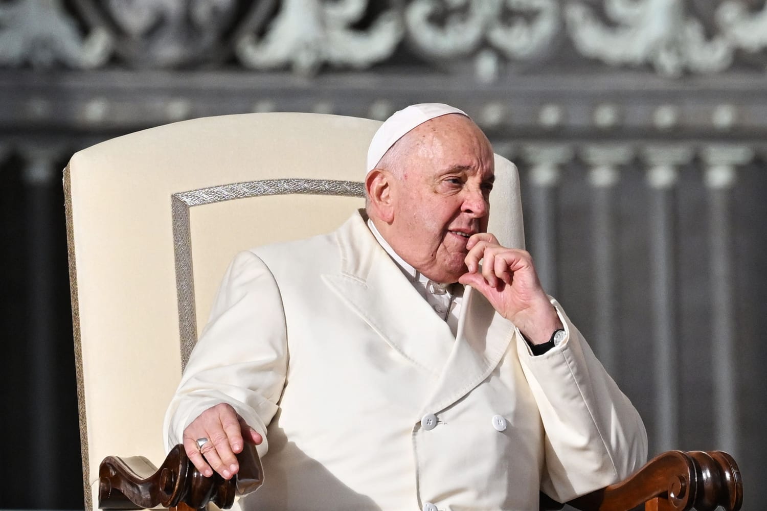 قال الفاتيكان إن البابا فرانسيس ألغى اجتماعاته بسبب صعوبات في التنفس