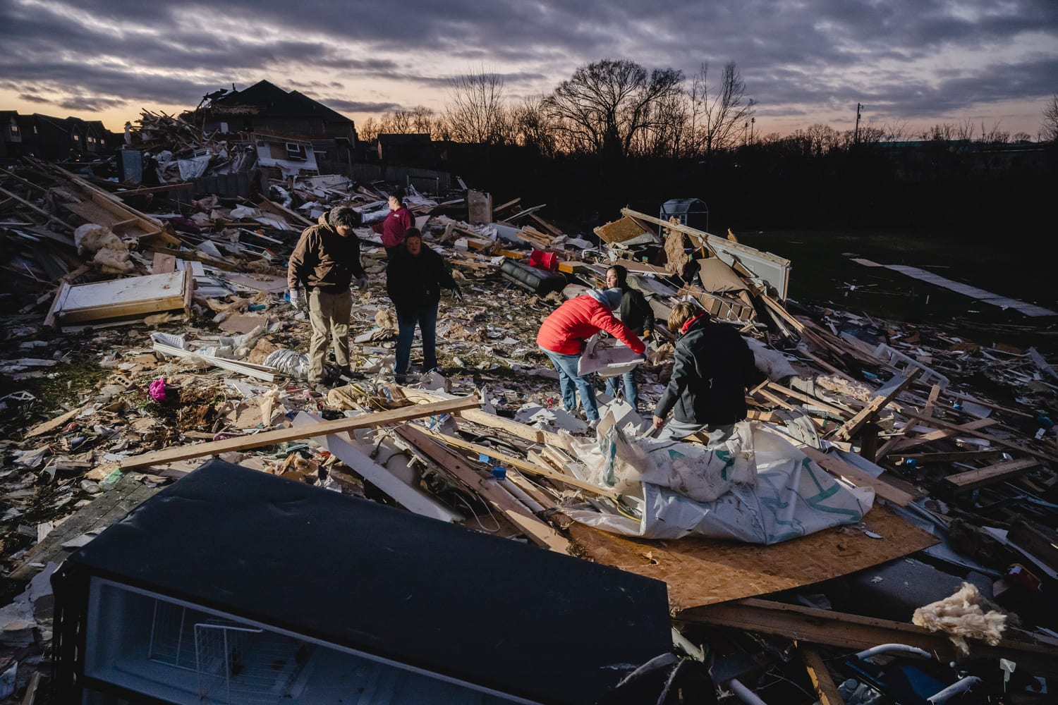 https://media-cldnry.s-nbcnews.com/image/upload/rockcms/2023-12/231211-tornado-tennessee-clarksville-se-125p-934d3f.jpg