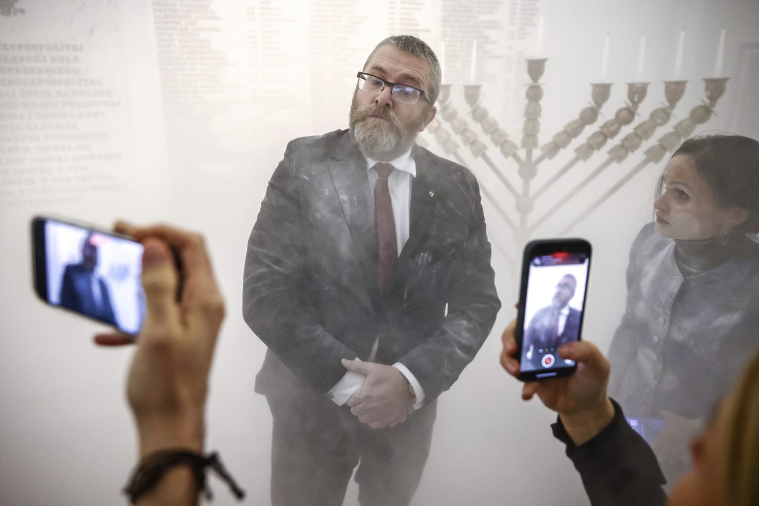 Een extreemrechtse Poolse wetgever gebruikt een brandblusser om Chanoeka-kaarsen in het parlement te doven