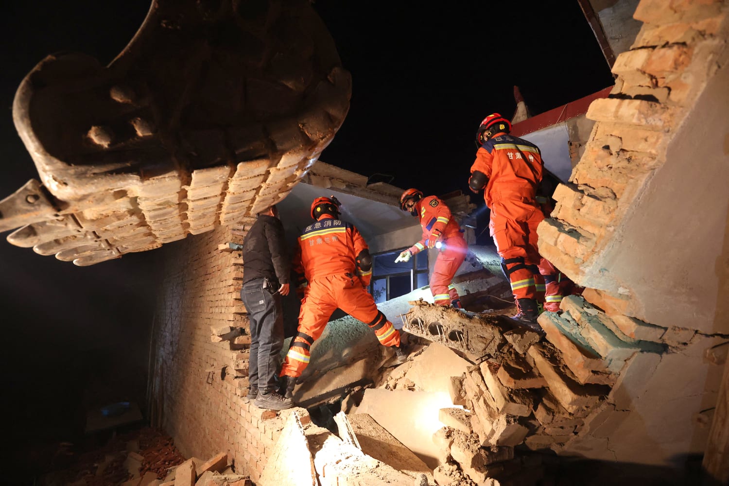 中国北西部地震で127人が死亡