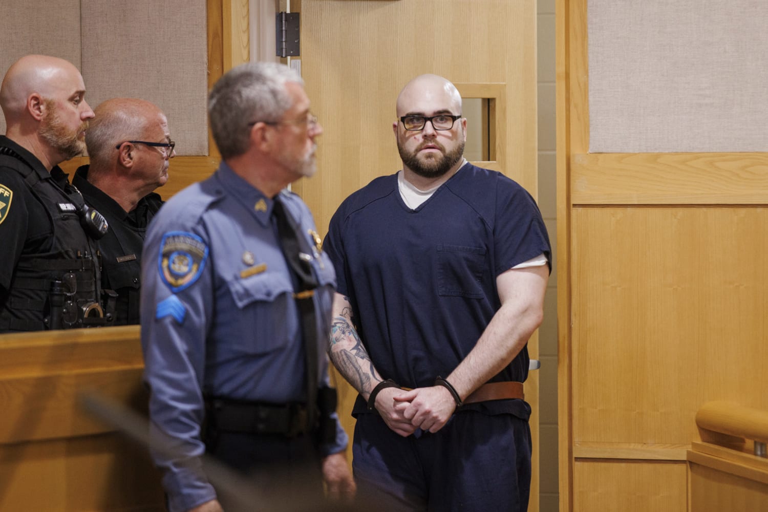 NYPD officers hailed heroes for rescuing man who fell on subway tracks in  Queens with 7 train approaching - ABC7 New York, image size:1500x1000