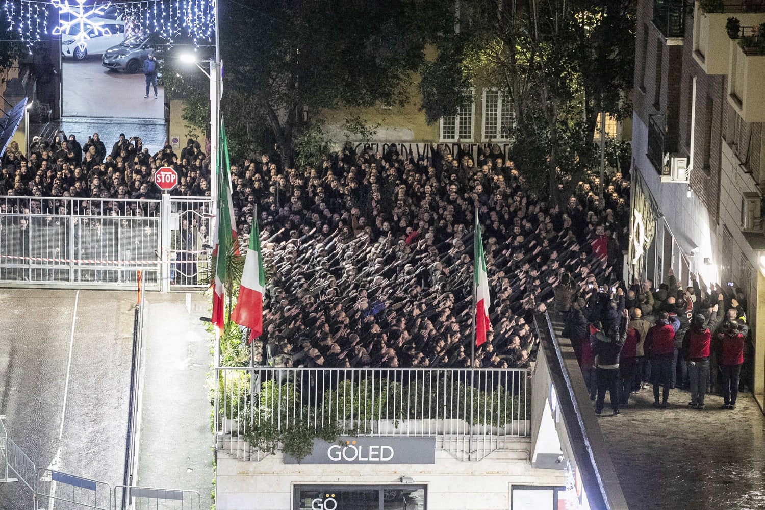 Hněv v Itálii poté, co stovky lidí vzdávaly fašistické pozdravy na shromáždění v Římě