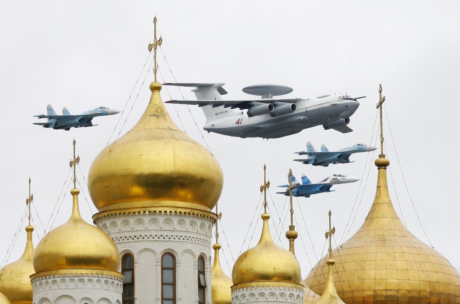وتقول أوكرانيا إنها أسقطت طائرات الكوماندوز الروسية، في ضربة مكلفة للقوات الجوية لبوتين