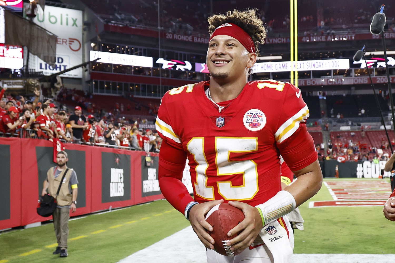 Patrick Mahomes jokes about his 'dad bod' in shirtless photo