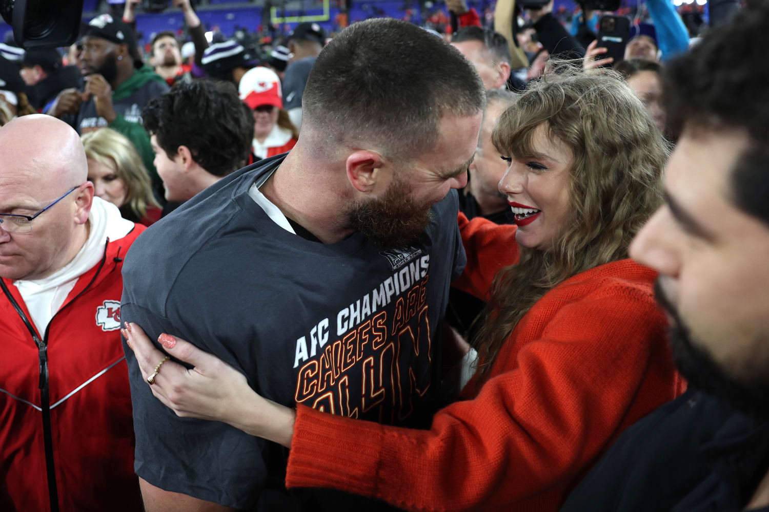 Taylor Swift ve Travis Kelce, Chiefs'in AFC şampiyonluğunu kazanmasının ardından sahada öpüşüyor