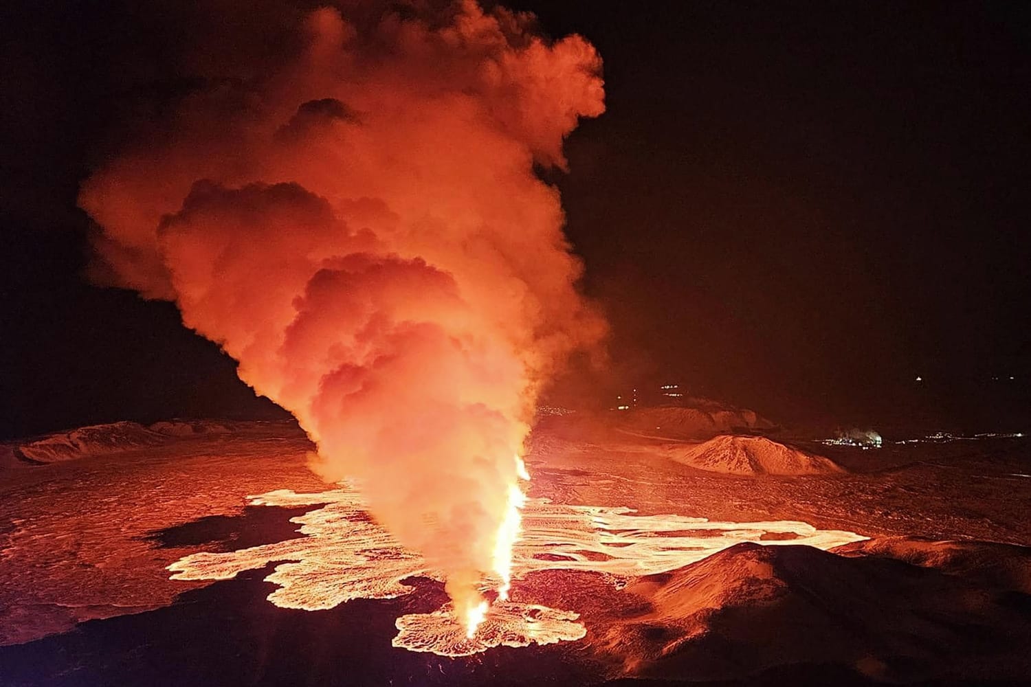 يثور بركان في أيسلندا للمرة الثالثة منذ ديسمبر، ويقذف الحمم البركانية في السماء