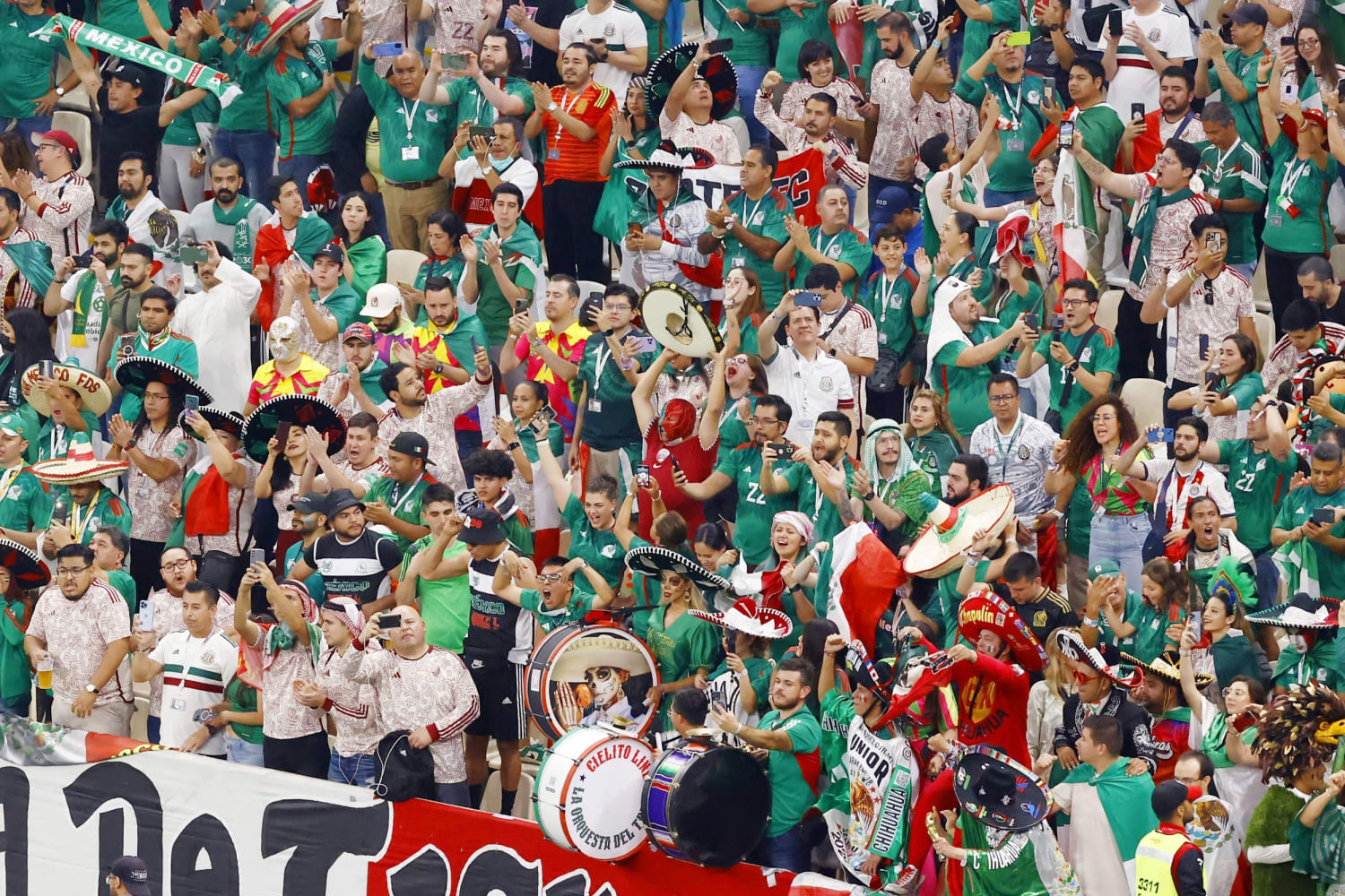 México y la FIFA regresan a la cancha deportiva en una disputa de una década por insultos homosexuales de fanáticos del fútbol