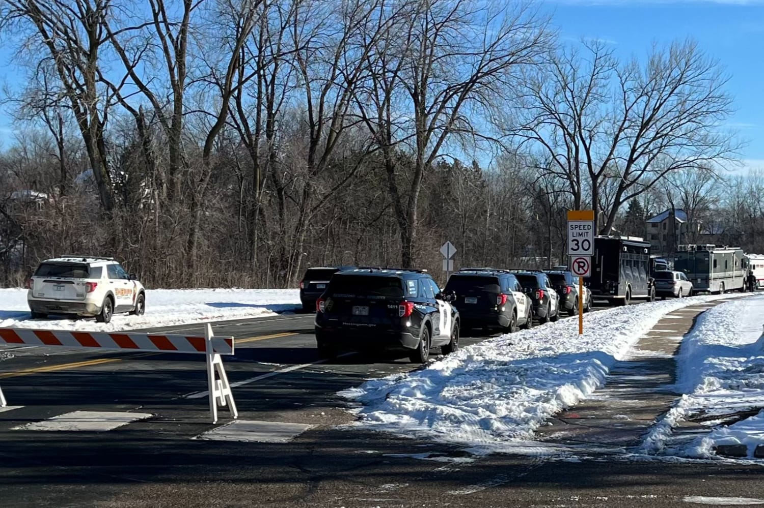 2 officers, 1 first responder killed responding to domestic violence call in Minnesota; shooter is also dead 2 officers, 1 first responder killed responding to domestic violence call in Minnesota; shooter is also dead