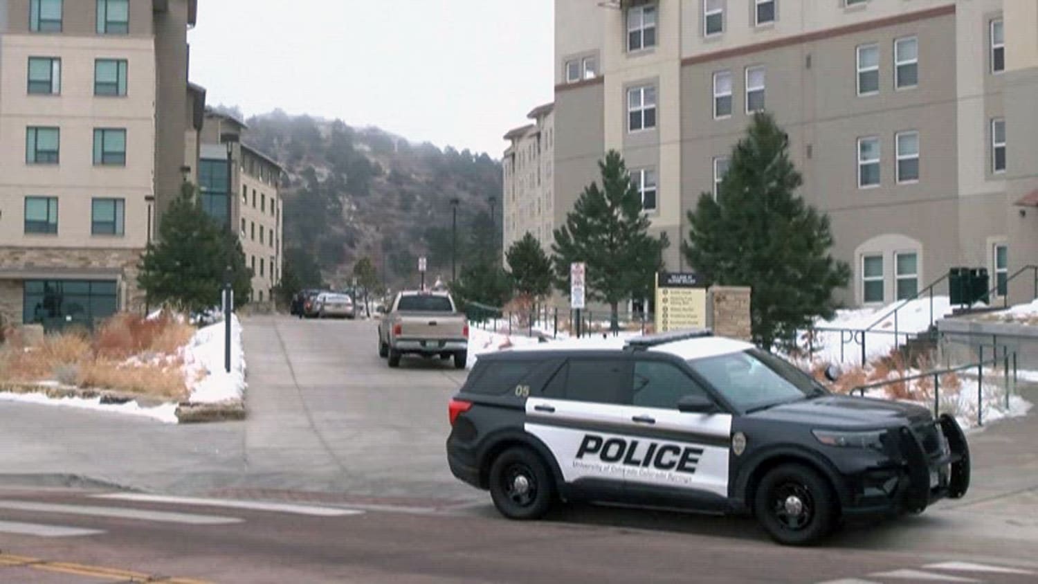 La policía dice que el sospechoso del tiroteo en un dormitorio de la Universidad de Colorado es compañero de cuarto de una de las víctimas