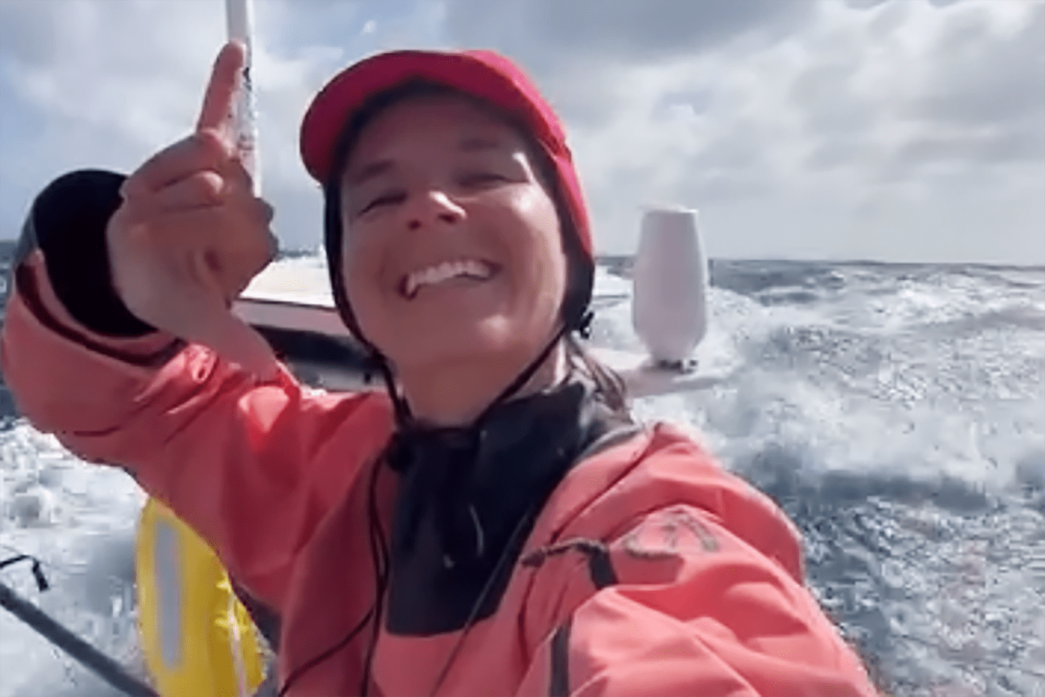 La marinera Cole Brauer hace historia como la primera mujer estadounidense en correr sola alrededor del mundo