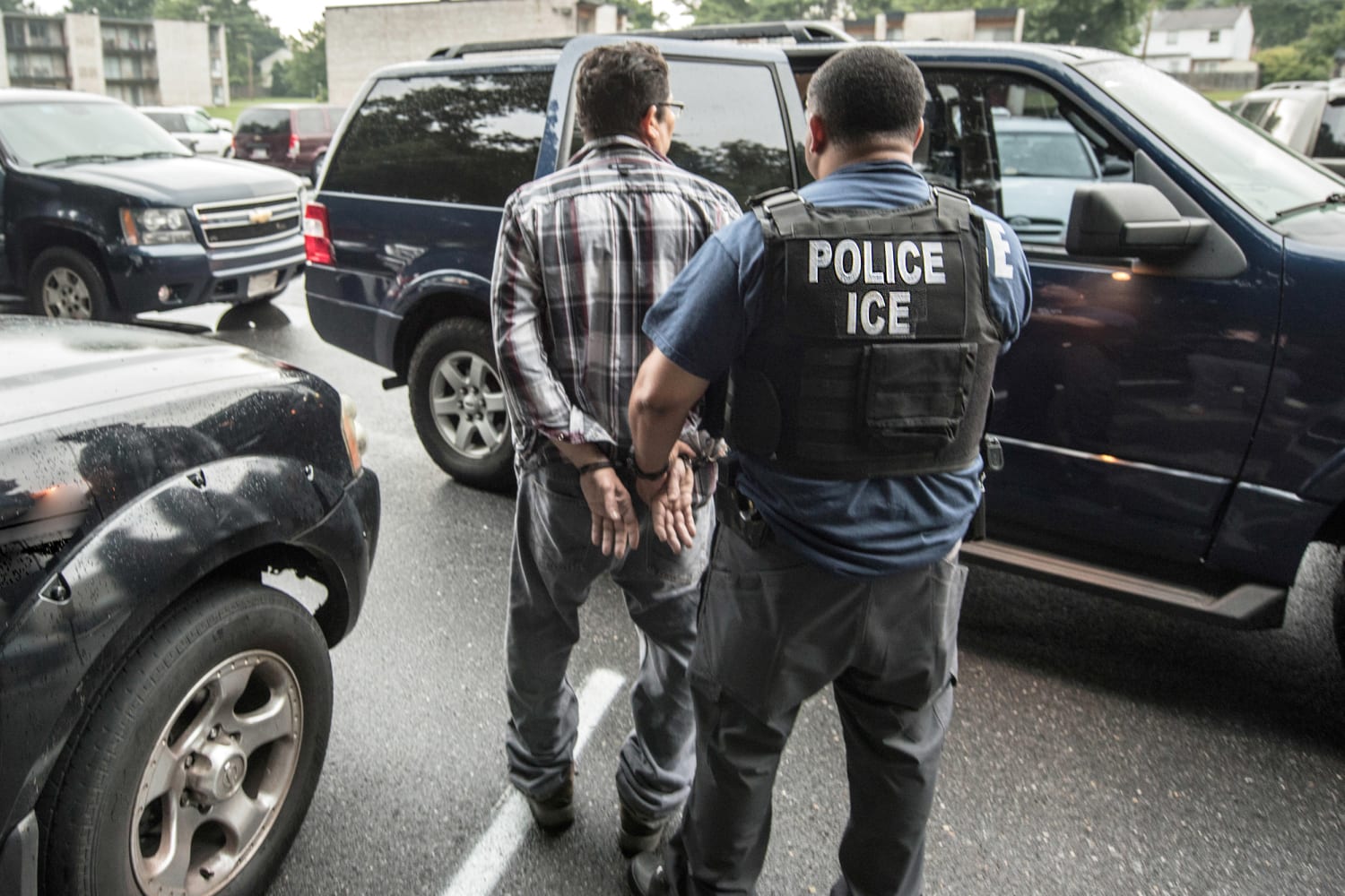 Los agentes de ICE llevarán cámaras corporales en estas 5 ciudades para “fomentar la transparencia”
