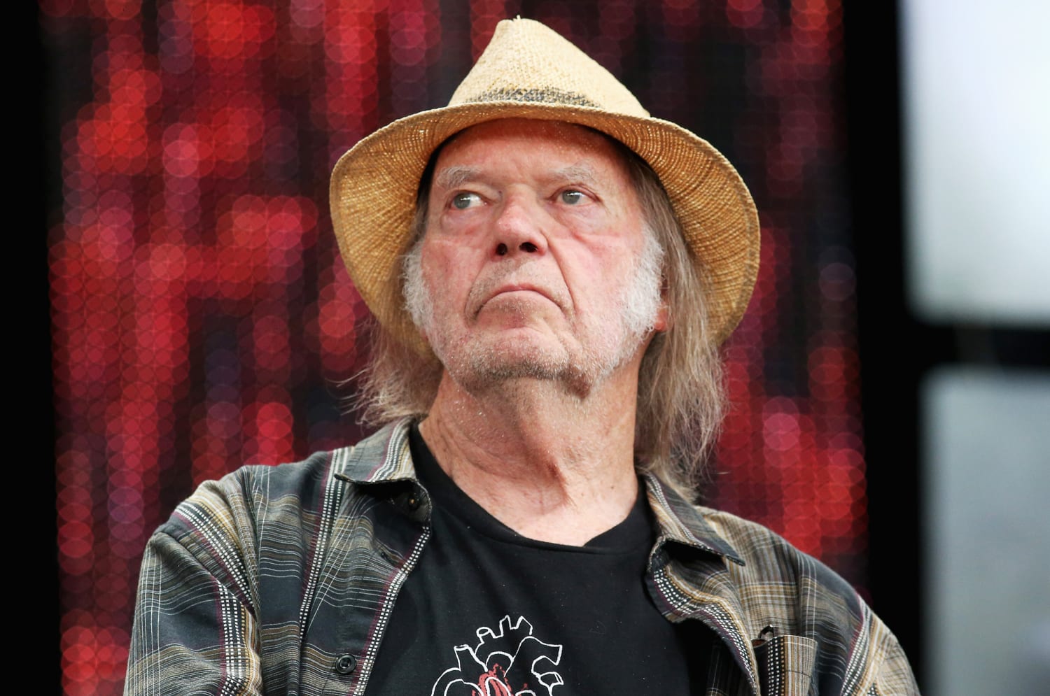 Neil Young diz que retornará ao Spotify, dois anos após sua saída do podcast de Joe Rogan