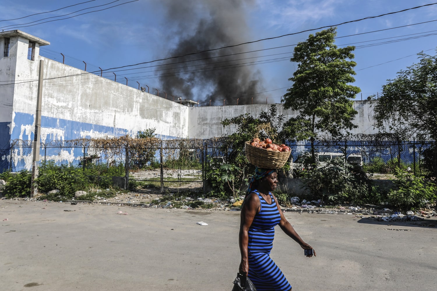ポルト・フランスに混乱が迫り、ハイチ国立刑務所を炎に包まれました。