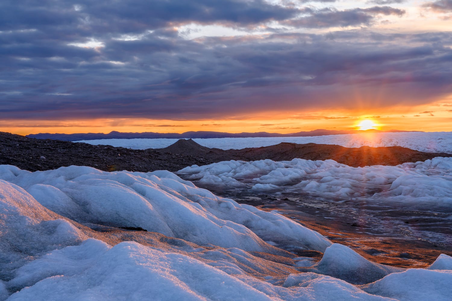 يؤدي ذوبان الجليد القطبي إلى إبطاء دوران الأرض وقد يؤثر على الطقس