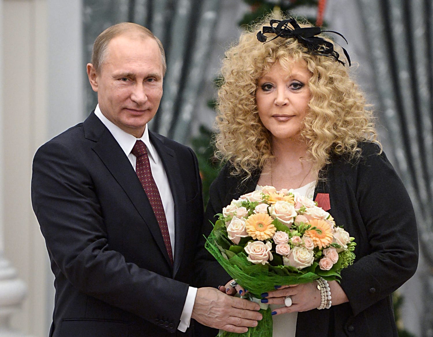 Jinsiy joja ustida shaffof bluzkalar