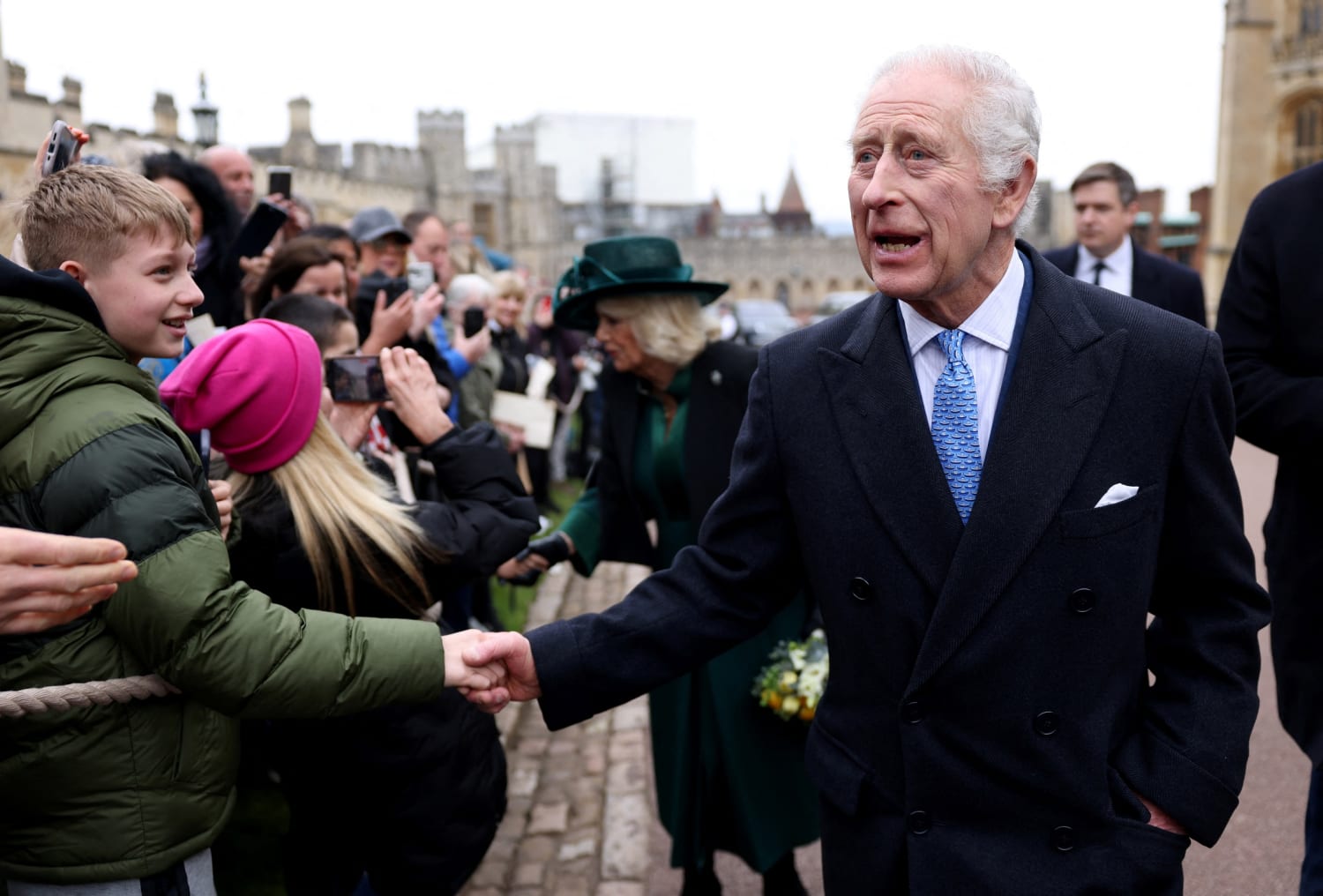 König Charles besucht die Ostermesse in Windsor; Keine Prinzessin Kate ...