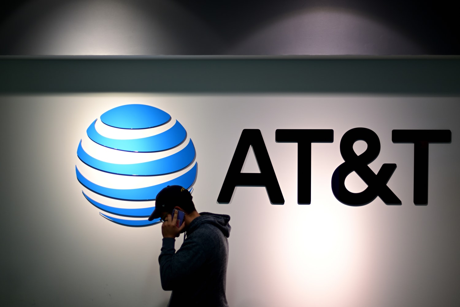 AT&T казва, че нарушение на данните е довело до изтичане на информация за милиони клиенти онлайн.  Засегнати ли сте?