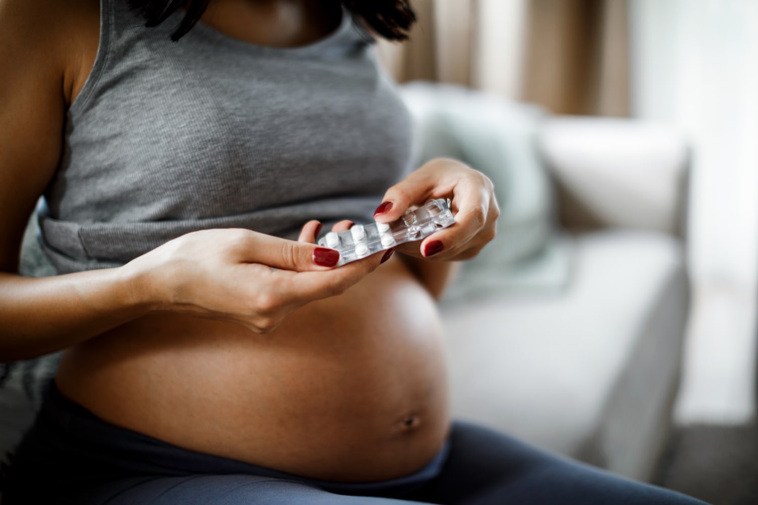 240408-pregnant-pills-stock-vl-512p-64285e