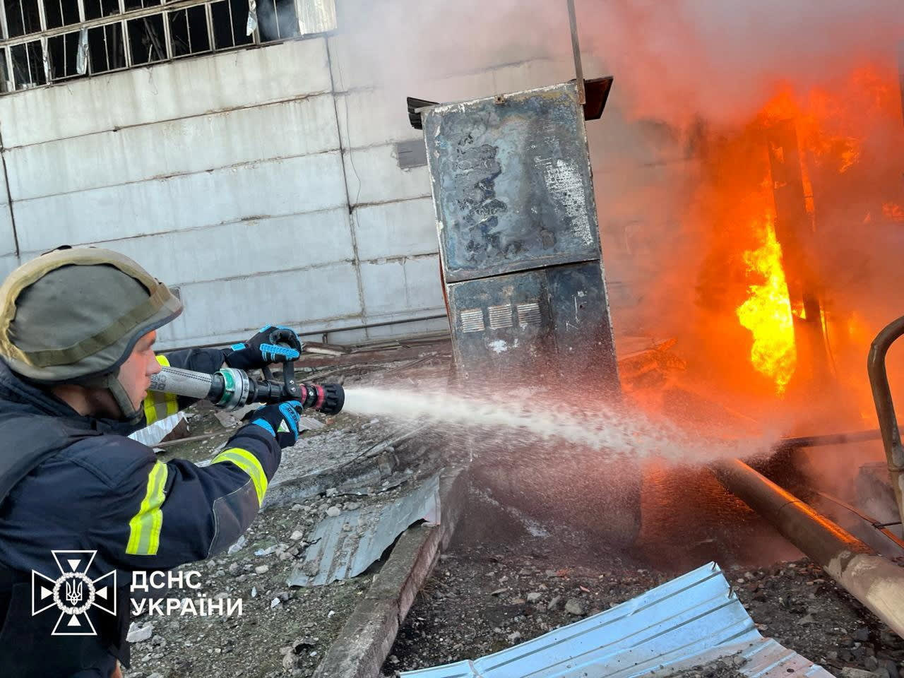 Los ataques aéreos rusos destruyen una importante central eléctrica en Kiev y dañan otras