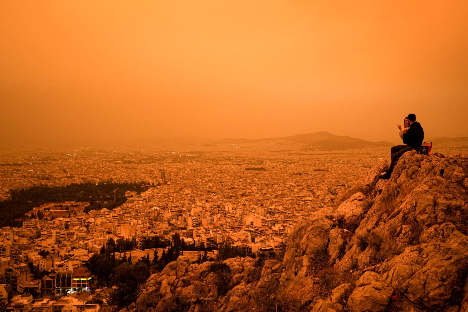 북아프리카 사하라 사막에서 불어오는 먼지로 그리스 하늘이 아테네 위로 주황색으로 변했습니다.