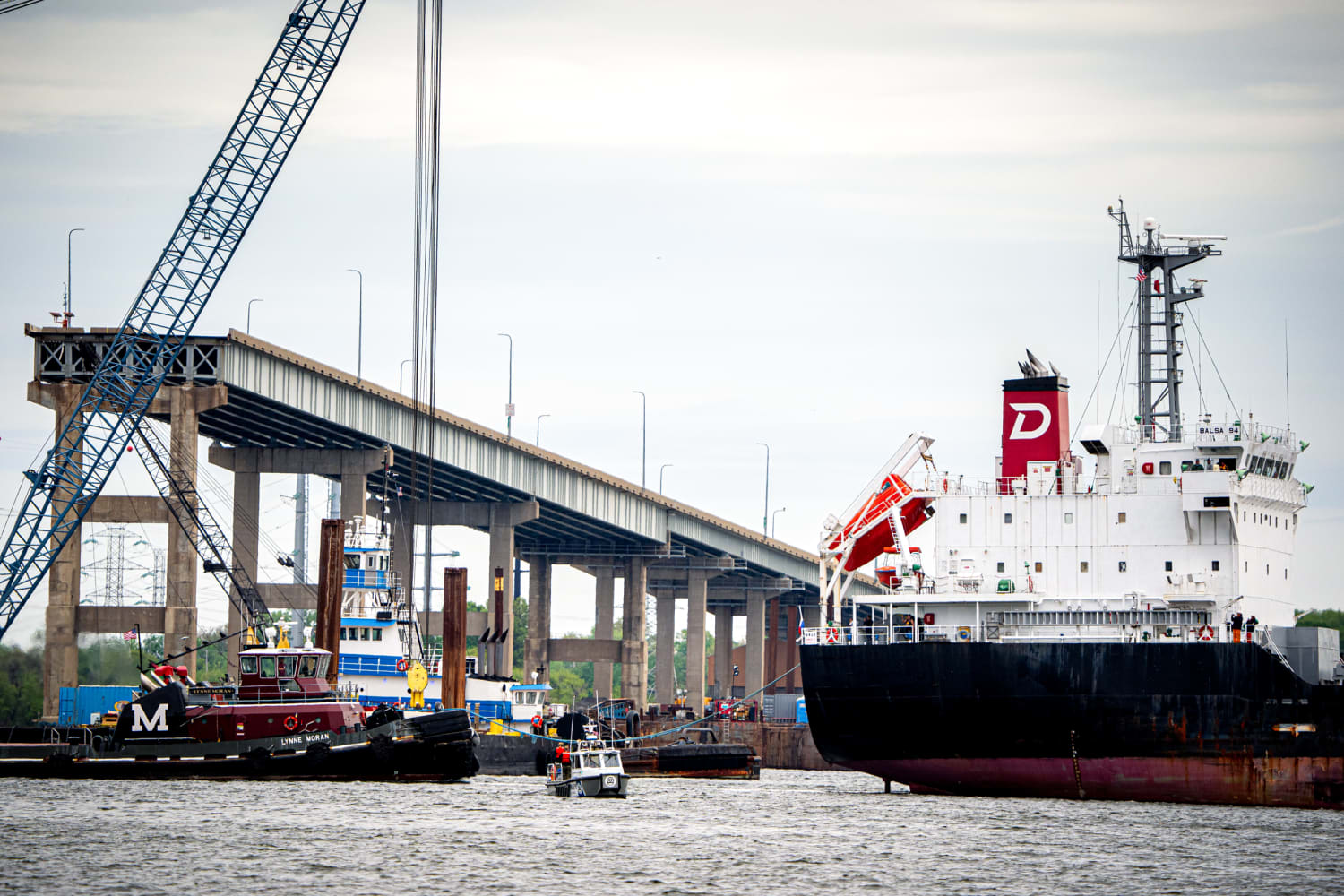 Un nuevo canal de aguas profundas permite que el primer barco pase los restos del Key Bridge en Baltimore