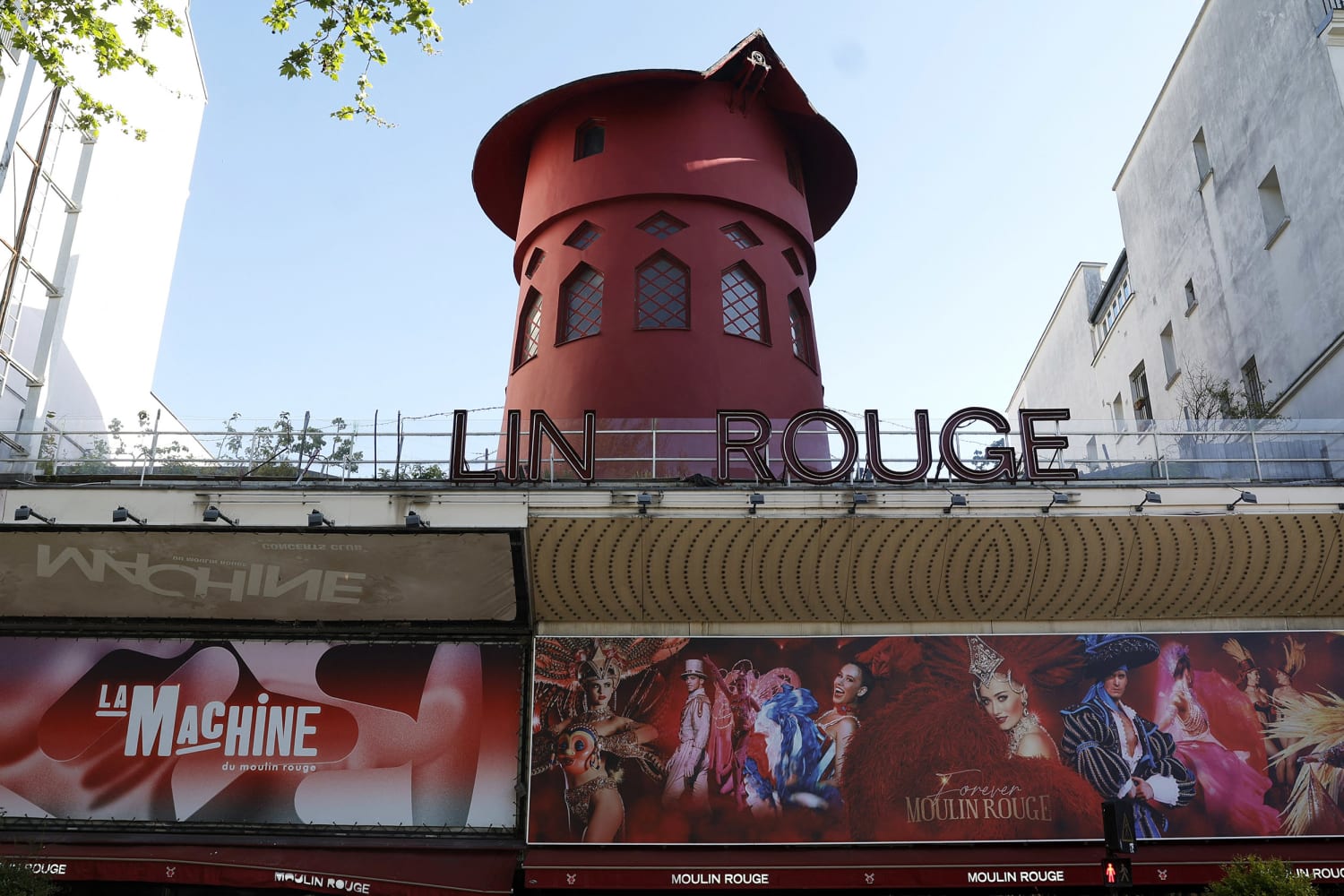 De windmolenwieken vallen van de beroemde Parijse cabaretclub Moulin Rouge