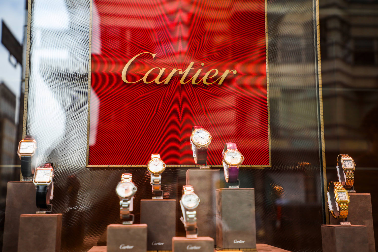 Un hombre compra pendientes Cartier de 14.000 dólares por 14 dólares después de que la empresa publicara un error de precio en el sitio web